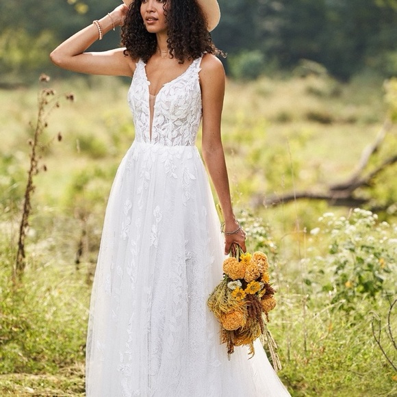 Lillian West Bride gown. Never worn, unaltered and tags still attached. Size 20 - Picture 3 of 6